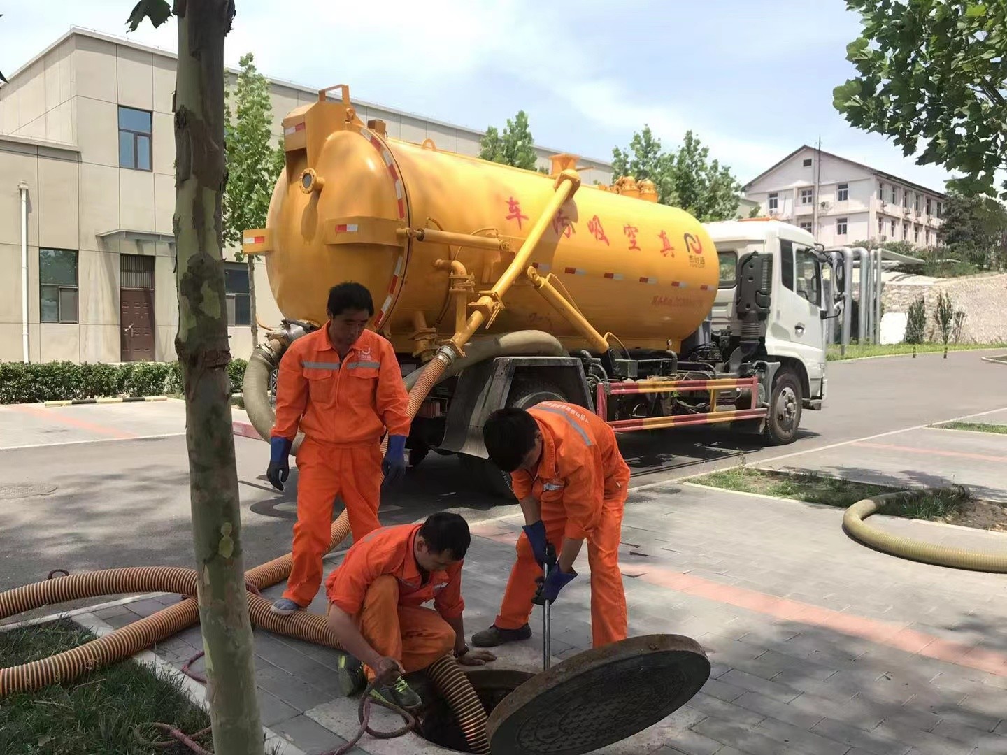 代县管道疏通车停在窨井附近