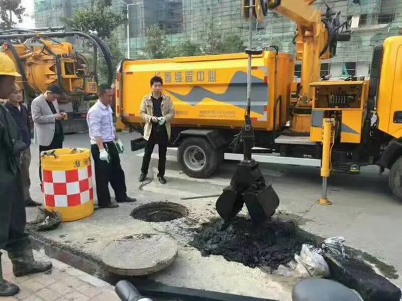代县街道：网格员化身“清道夫”，为民解忧疏通“堵心”化粪池