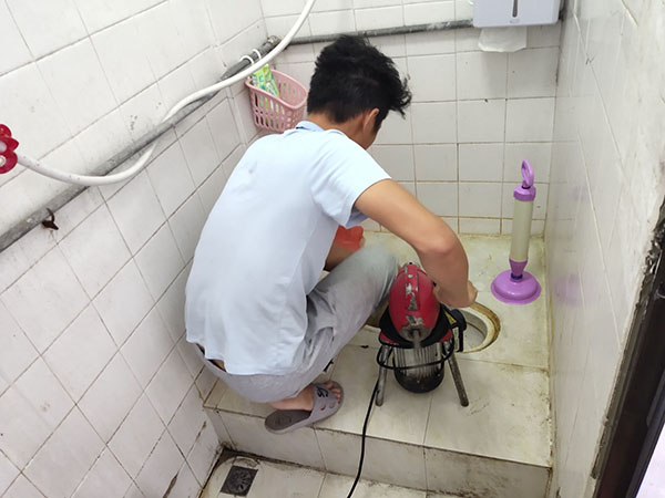 代县肥皂掉到马桶里把马桶堵住了怎么办？马桶堵住了怎么办